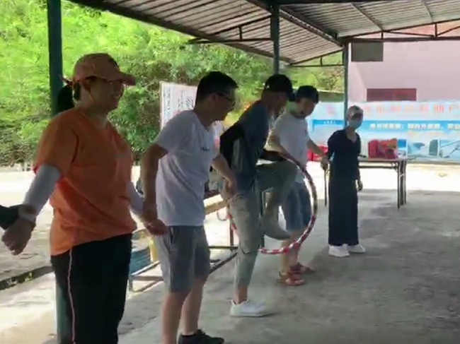 優卡特員工玩呼啦圈游戲 優卡特員工玩呼啦圈游戲