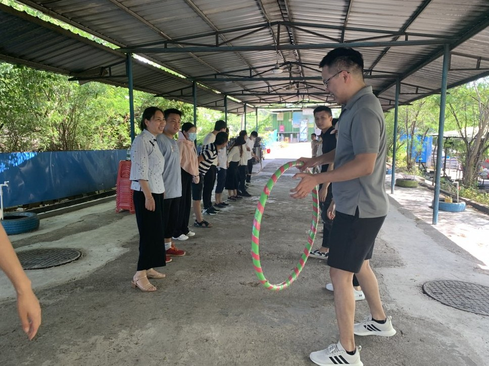 優卡特員工玩呼啦圈游戲 優卡特員工玩呼啦圈游戲