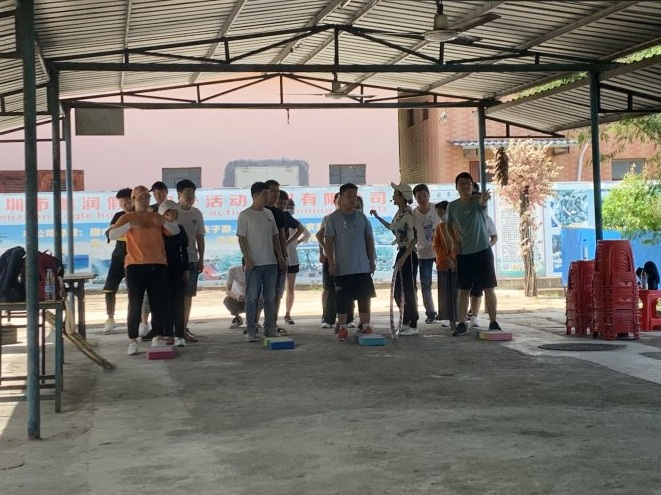 優卡特員工玩摸石頭過河游戲 優卡特員工玩摸石頭過河游戲