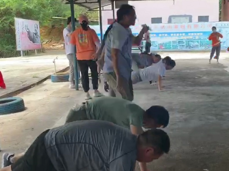 優卡特員工玩呼啦圈游戲懲罰 優卡特員工玩呼啦圈游戲懲罰