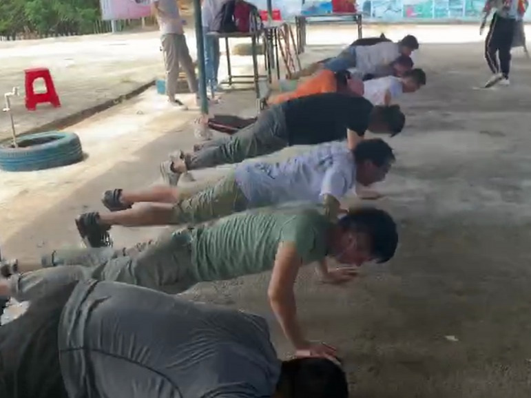 優卡特員工玩呼啦圈游戲懲罰 優卡特員工玩呼啦圈游戲懲罰