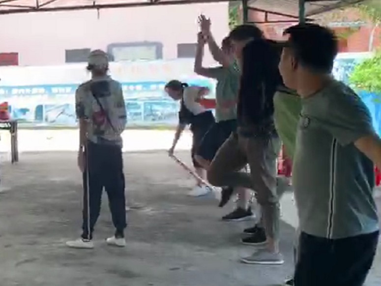 優卡特員工玩呼啦圈游戲懲罰 優卡特員工玩呼啦圈游戲獲勝