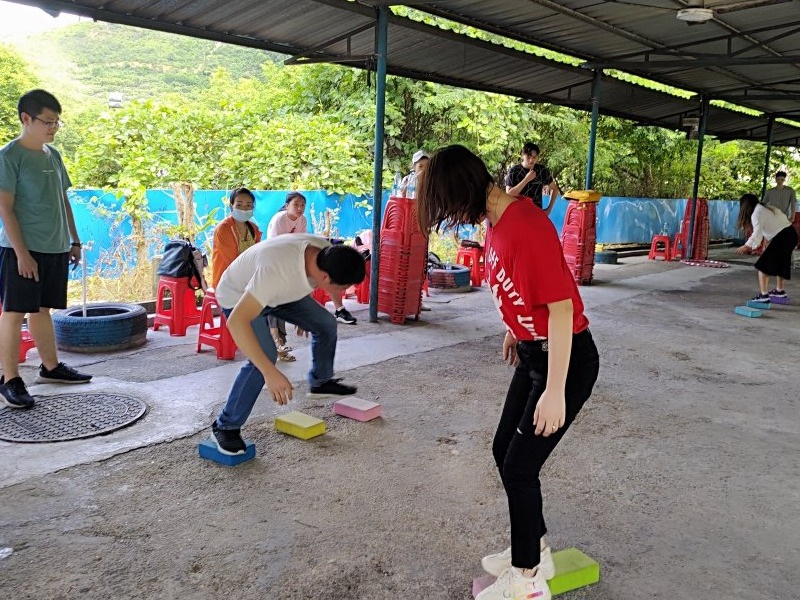優卡特員工玩摸石頭過河游戲 優卡特員工玩摸石頭過河游戲