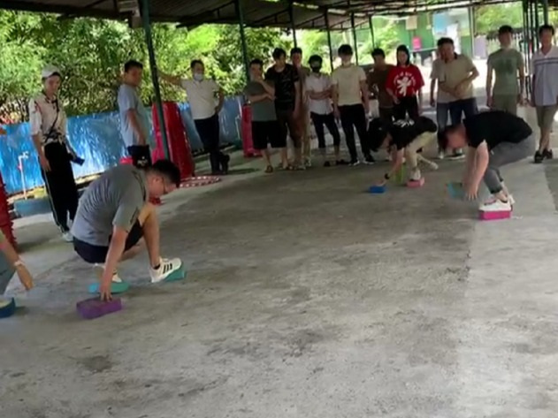 優卡特員工玩摸石頭過河游戲 優卡特員工玩摸石頭過河游戲