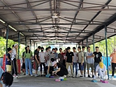 優卡特員工玩摸石頭過河游戲獲勝 優卡特員工玩摸石頭過河游戲獲勝