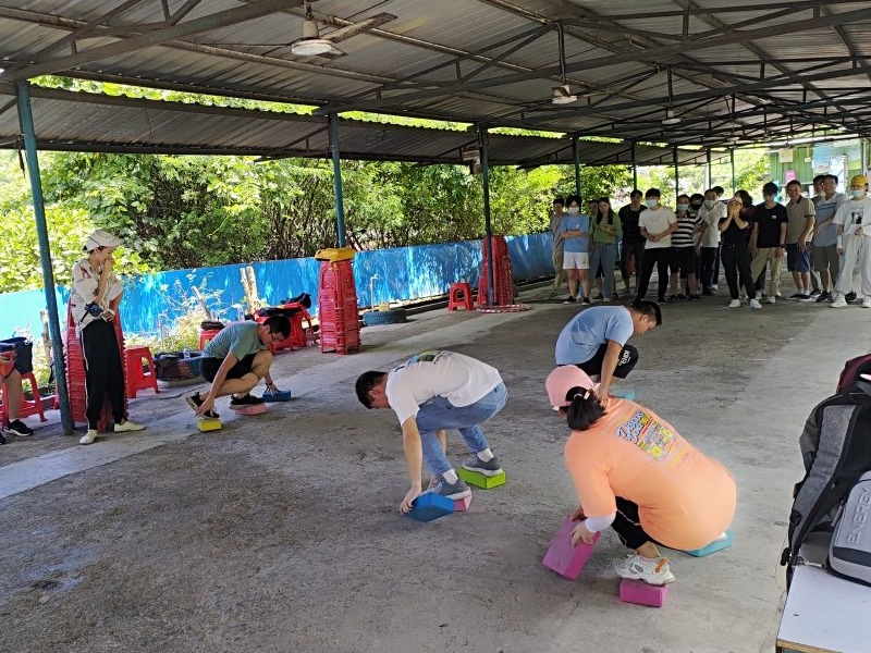 優卡特員工玩摸石頭過河游戲 優卡特員工玩摸石頭過河游戲