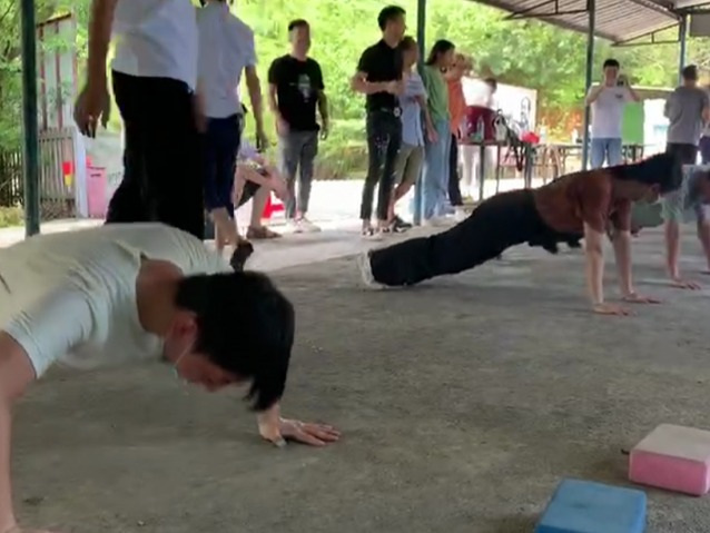 優卡特員工玩摸石頭過河游戲懲罰 優卡特員工玩摸石頭過河游戲懲罰