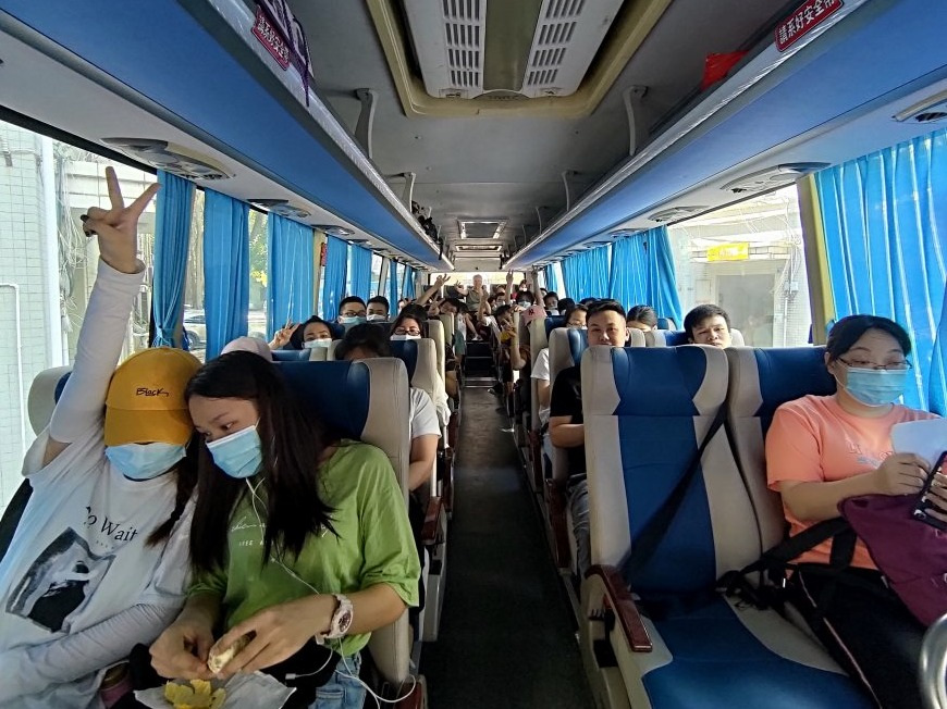 優卡特全體員工公交車出行合照 優卡特全體員工公交車出行合照